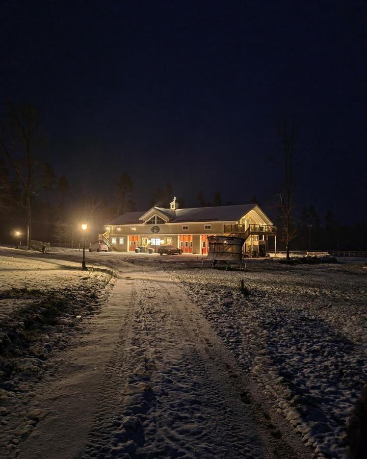 Mysig Laegenhet Med Oeppen Planloesning Pa Haestgard. Vila Ljung Exterior foto